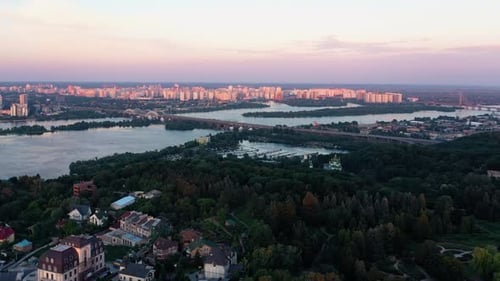 Abendliches Stadtbild mit Blick auf den Fluss