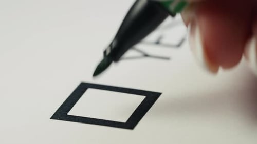 Frau markiert das Ja-Kästchen auf dem Papierformular für ein positives Entscheidungs- und Genehmigungskonzept