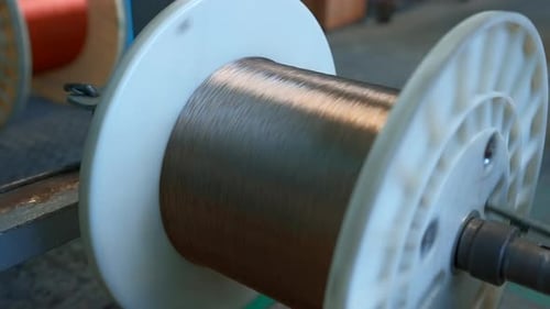 Nahaufnahme des automatisierten Aufwickelns des Kabels auf der Trommel Creative Industrial Cable Production Factory