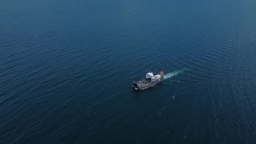 Vista desde arriba del barco se mueve en el lago al aire libre Irrl