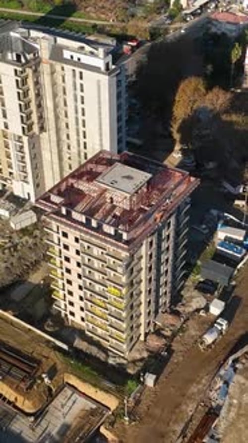 Vídeo vertical: construcción de rascacielos de lujo, infraestructura incomparable
