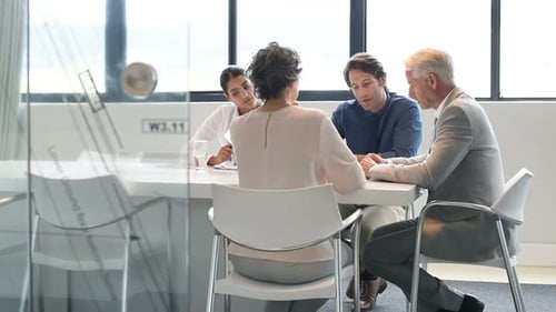 Die Führung zeigt seinem multiethnischen Team Geschäftsberichte