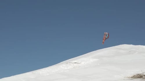 Großer Sprung in einem italienischen Snowpark von einem Skifahrer