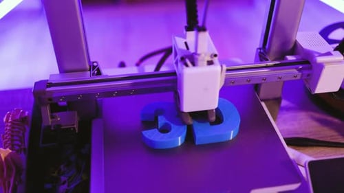3D-Drucker, der blaue Buchstaben erstellt