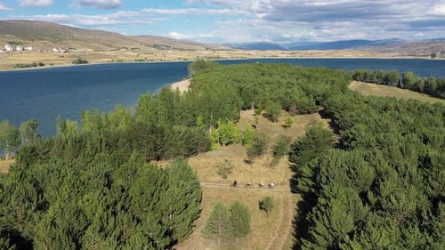 Vue aérienne de personnes faisant du vélo dans la forêt au bord du lac