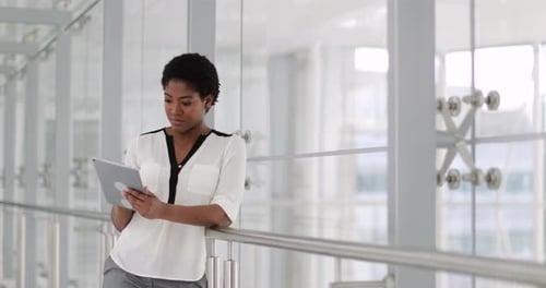 Afroamerikanische Geschäftsfrau benutzt ein digitales Tablet
