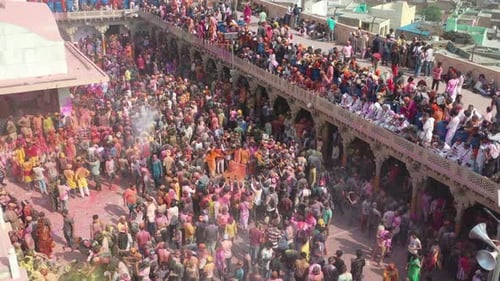 Luftaufnahme des Shri Raas Bihari-Tempels während des Holi-Festival in Indien.