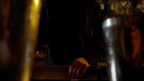 Barman tenant un jigger au bar