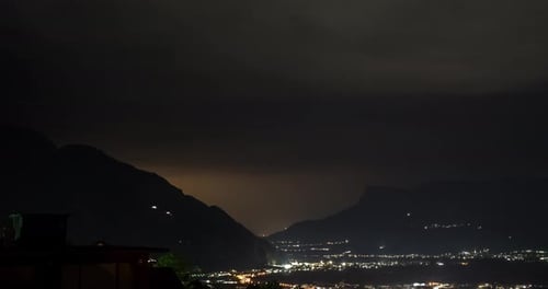 Séquence chronologique d'un orage au-dessus des Alpes à Merano, en Italie