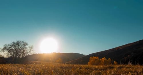 Bergwiese, Zeitraffer im Sommer oder Herbst, Sonnenuntergang, Wilde Natur und ländliches Feld, klarer Himmel