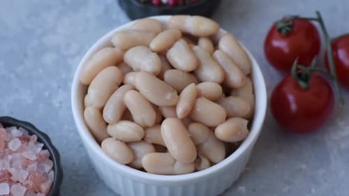 Frijoles blancos enlatados, preparados como ingrediente para un desayuno inglés clásico. Frijoles enlatados