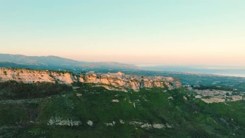 Gerace ist ein historisches Dorf in einem Berghang in der Nähe des Kalabrischen Meeres