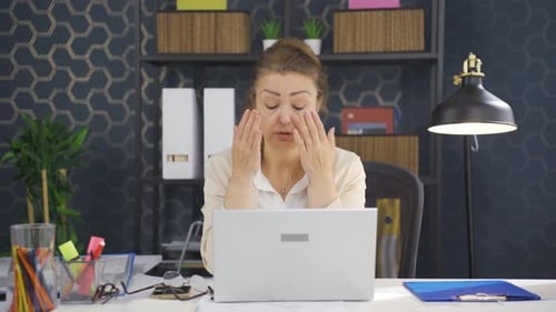Femme d'affaires souffrant de sécheresse oculaire et de sensibilité oculaire.