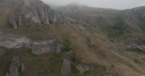 Vue aérienne des montagnes et du ciel nuageux, Arménie.