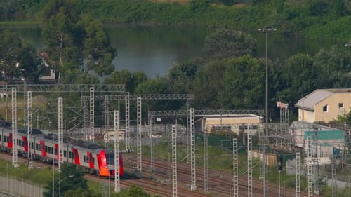Elektrischer Zug bewegt Wald und See im Hintergrund
