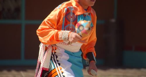 Auténtica bailarina nativa americana interpreta la tradicional danza de la lluvia en el pueblo de Taos, Nuevo México