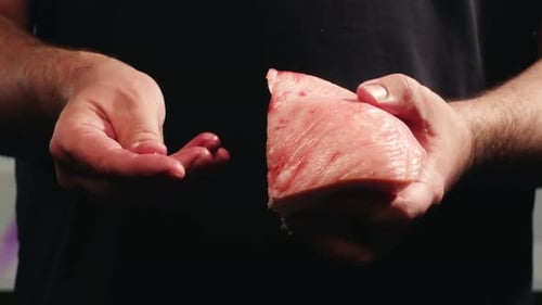 Graisse de queue de mouton et d'agneau crue sur une planche de bois, gros plan d'un plat de porc ou d'agneau du Moyen-Orient rotatif