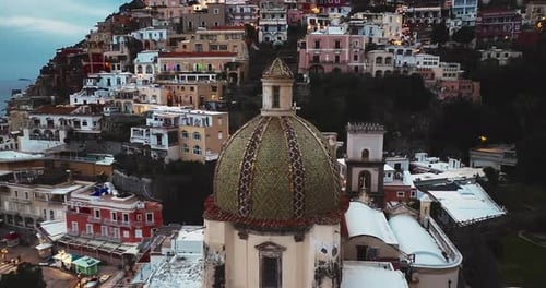 Vue aérienne de la plage de Positano Marina Grande, hôtel de ville, clocher du Duomo Sant'Andrea, sur la côte amalfitaine