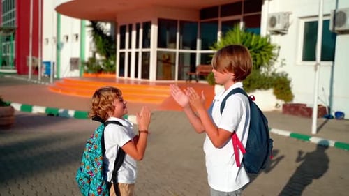 Alunos brincando no pátio do ensino fundamental e médio de volta às aulas