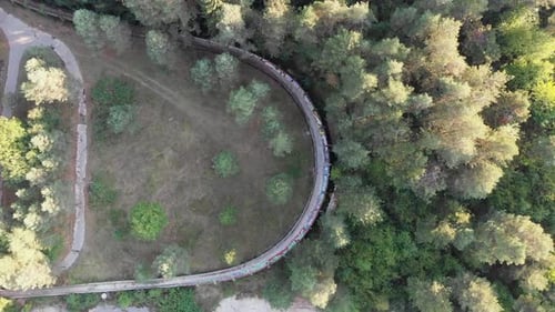 Vista aérea: pista olímpica de bobsleigh de Sarajevo en la montaña Trebević. Inyección cenital