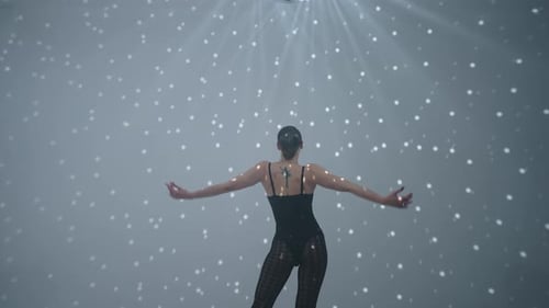 Performance de danse contemporaine, femme sexy avec tatouage sur le dos, dansant passionnément en studio