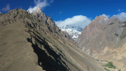 Prise de vue Cinématographique par Drone du pic Tupopdan, des cônes de Passu à Hunza, au Pakistan, des sommets enneigés avec