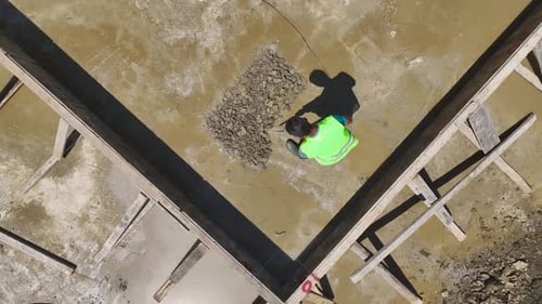 Vue aérienne : début de la construction, coffrage des fondations et travaux de bétonnage