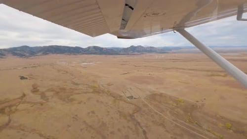 Plaines du Colorado et montagnes Rocheuses vues depuis la fenêtre passager d'un Cessna 182