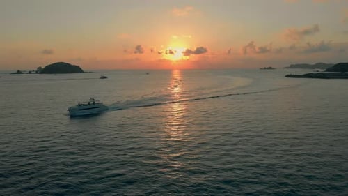 DROHNE: BOOT BEI SONNENUNTERGANG IM MEER