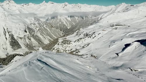 Vue imprenable sur les sommets des Alpes autrichiennes dans la neige hivernale, 4K aérienne