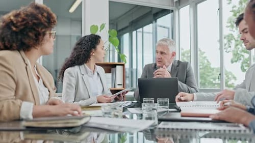 Geschäftsleute, Manager und Treffen für Finanzgespräche, Anhören von Vorschlägen und Feedback