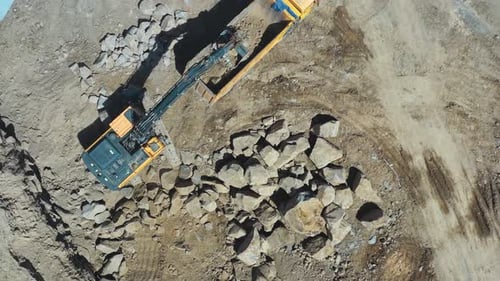 Equipamento de terraplenagem. Vista aérea do canteiro de obras com máquinas de terraplanagem e caminhões