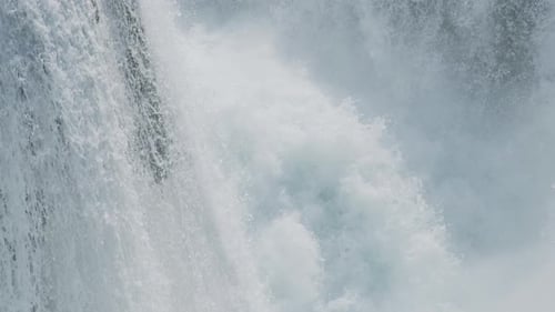 Une cascade avec une grande quantité d'eau sur une rivière de montagne propre et sauvage. Plan rapproché de l'eau