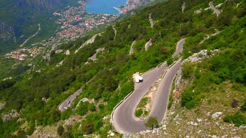 Dieses atemberaubende Luftbild zeigt die kurvenreiche Serpentine von KotorceTinje in Montenegro