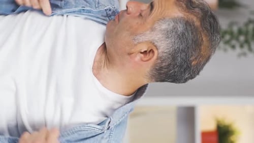 Vidéo verticale de La température élevée de l'air étouffe l'homme.