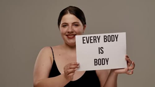 Ermutigende Botschaft auf dem Poster Jeder Körper ist Körperpositivität und Selbstakzeptanz