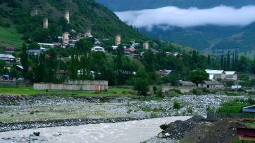 Pré de Svan Towers et rivière de montagne à Mestia