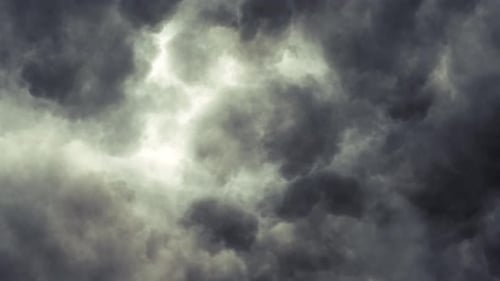 Gewitter mit dramatisch Wolken am Himmel