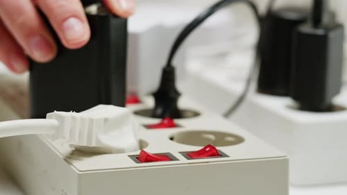 Régua de alimentação branca com vários cabos e cabos em close-up Um cabo de extensão com muita energia