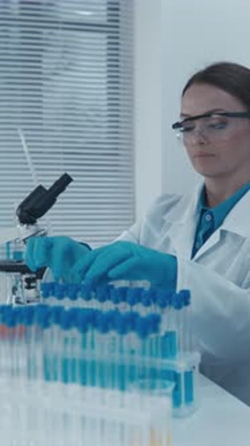 Au laboratoire, le pharmacien-analyste contrôle la qualité et la pureté des médicaments A.