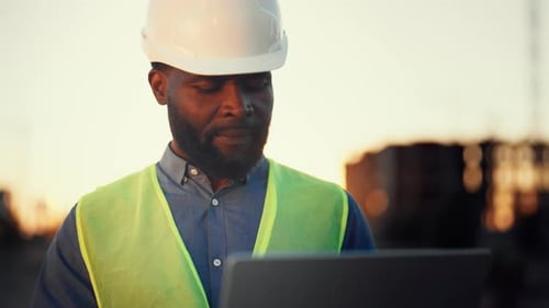 Innovative Entwicklungstechnologie Mittelporträt eines schwarzen Vorarbeiters mit Laptop-Ingenieur