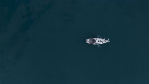 Segelboot-Verfolgungsjagd auf dem Meer bei Sonnenuntergang auf dem Meer Luftbild