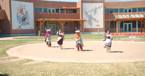 Auténtica actuación de danza nativa americana en Taos Pueblo, Nuevo México