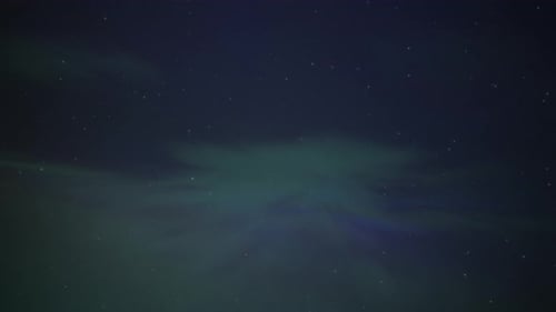 Über uns explodiert Aurora Borealis in vielen Farben am Nachthimmel. Zeitraffer
.