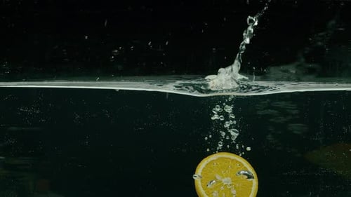 Orange stürzt ins Wasser Zeitlupe Prores 422 bmpcc4k