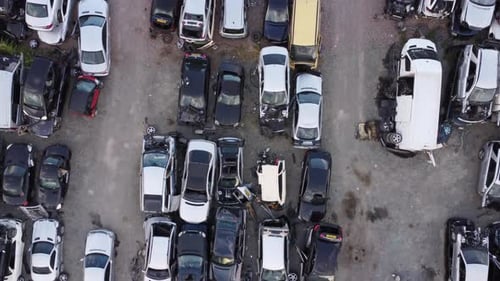 Schrottplatz mit ausrangierten kaputten Autos