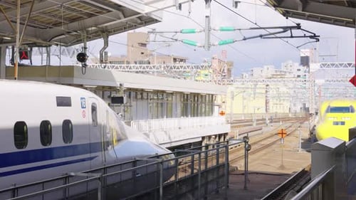 El tren bala amarilla «Doctor Yellow» llega a la estación Shin Osaka