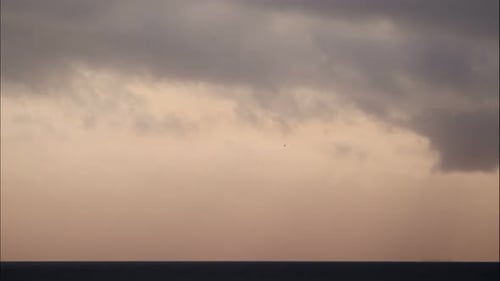 Dunkle Wolken über dem Meer. Zeitraffer