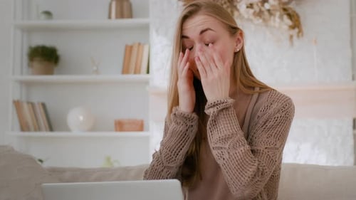 Kaukasische Frau mit Laptop zum Ausziehen der Brille leidet unter Hornhautverkrümmung, Augenschmerzen, müde, krank, krank