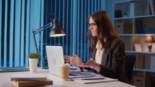 Femme d'affaires conciliant vie professionnelle et atmosphère positive